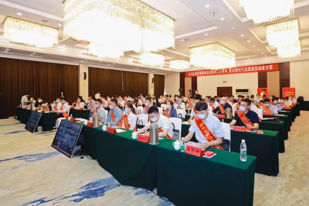图1-2、表彰大会会场.jpg