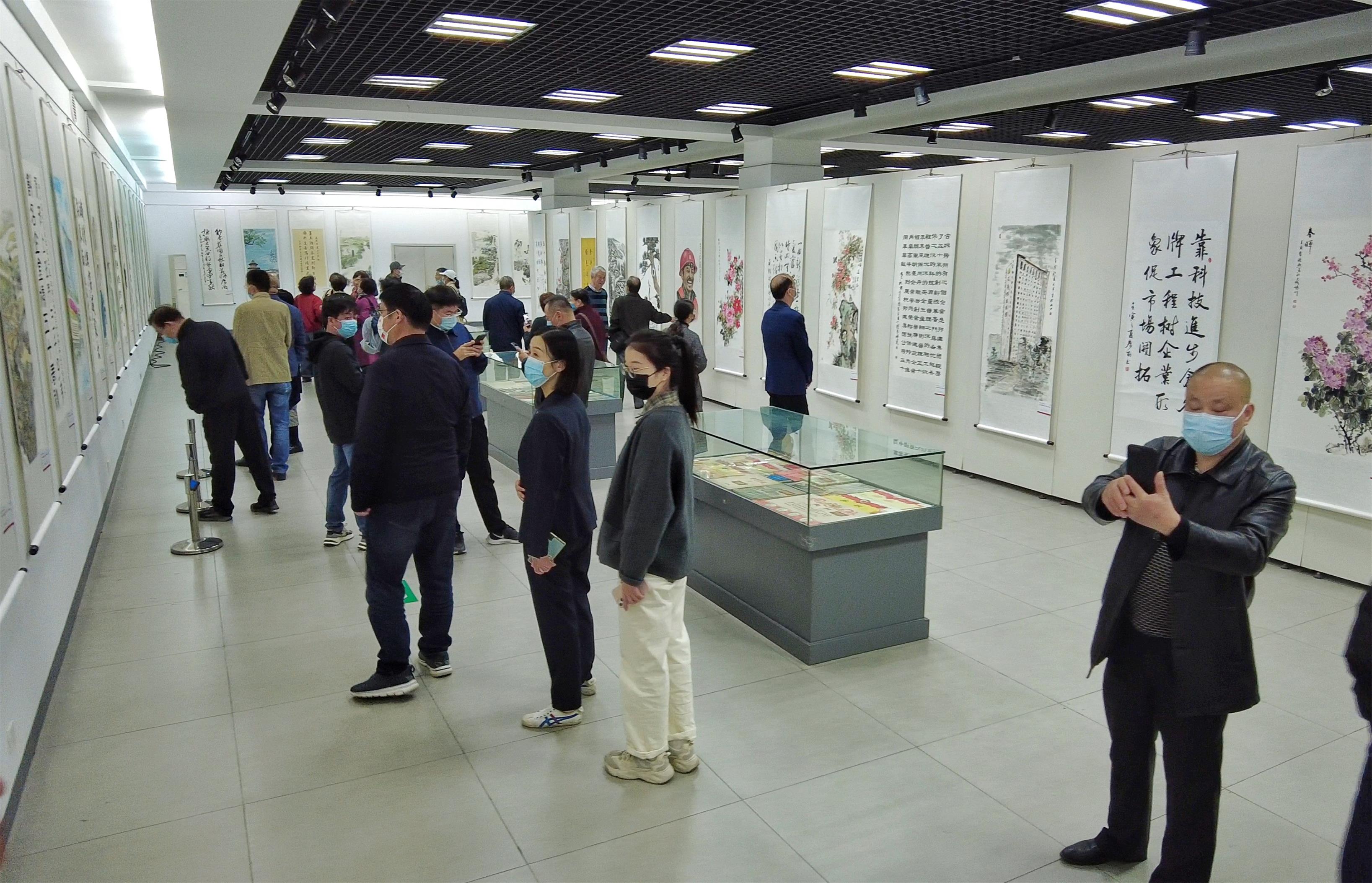 图1-2、展览现场.jpg