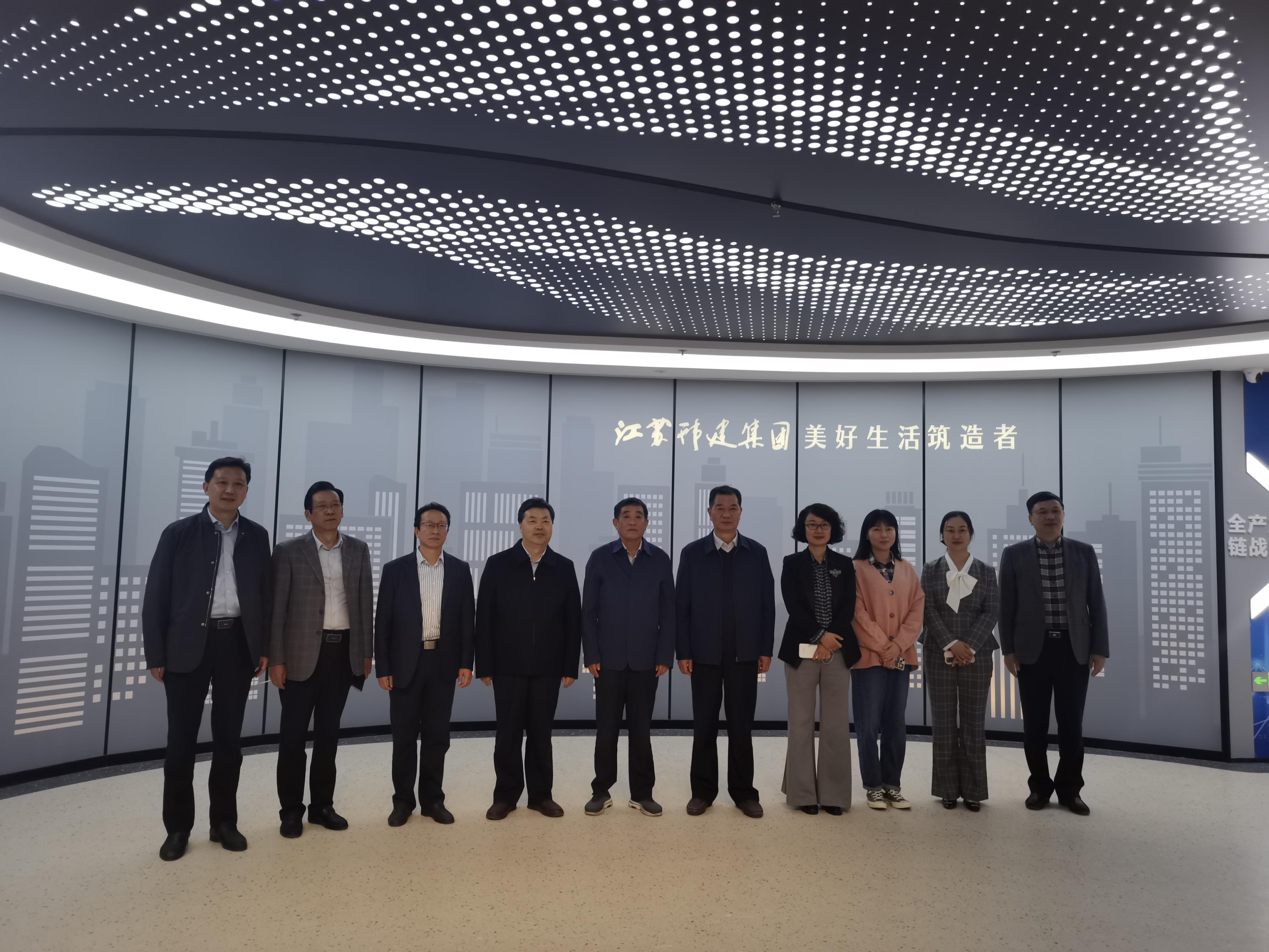 图1-2、张家来副局长参观集团体验馆.jpg