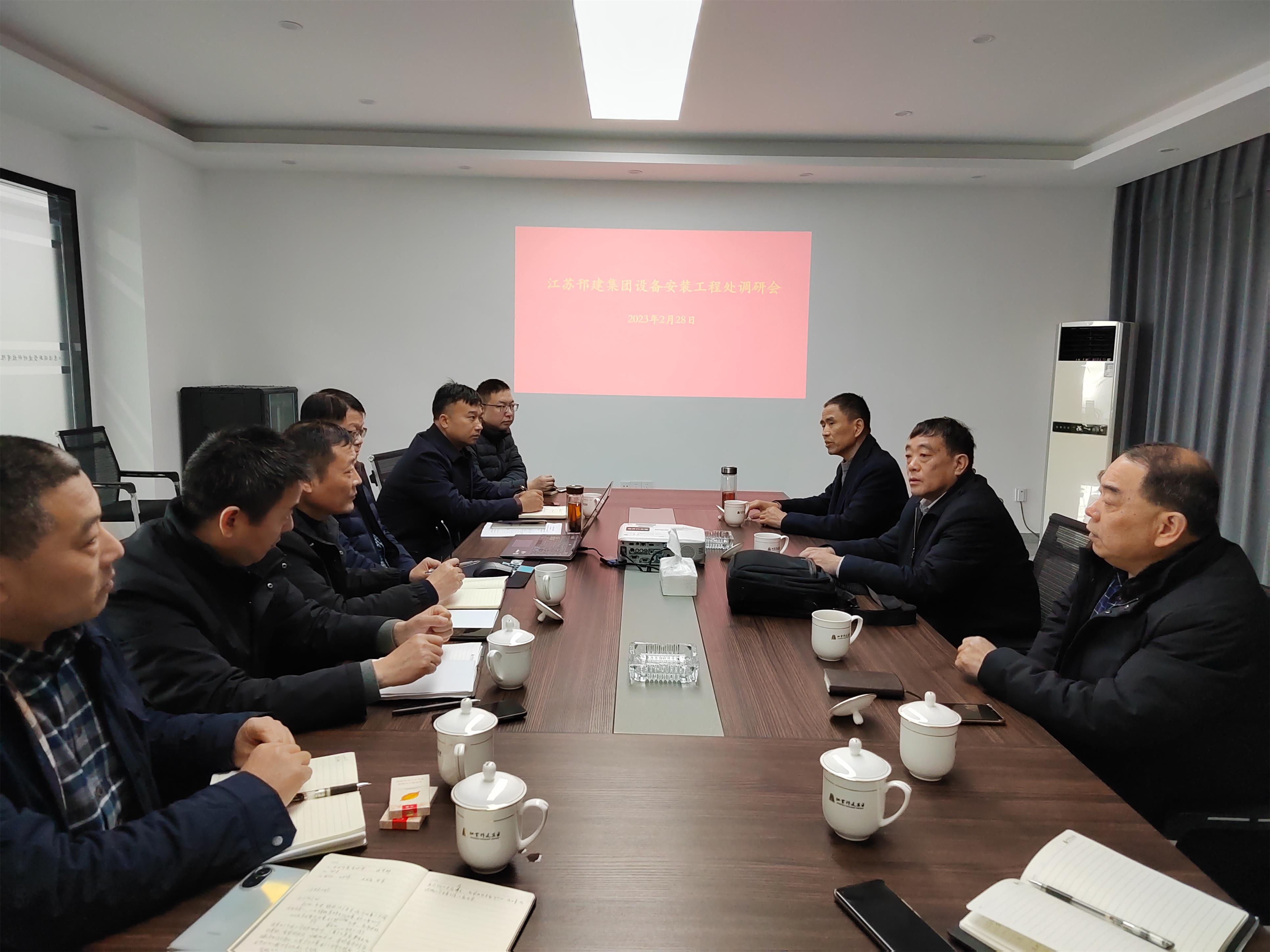 图1-2、范世宏董事长在设备安装处调研.jpg
