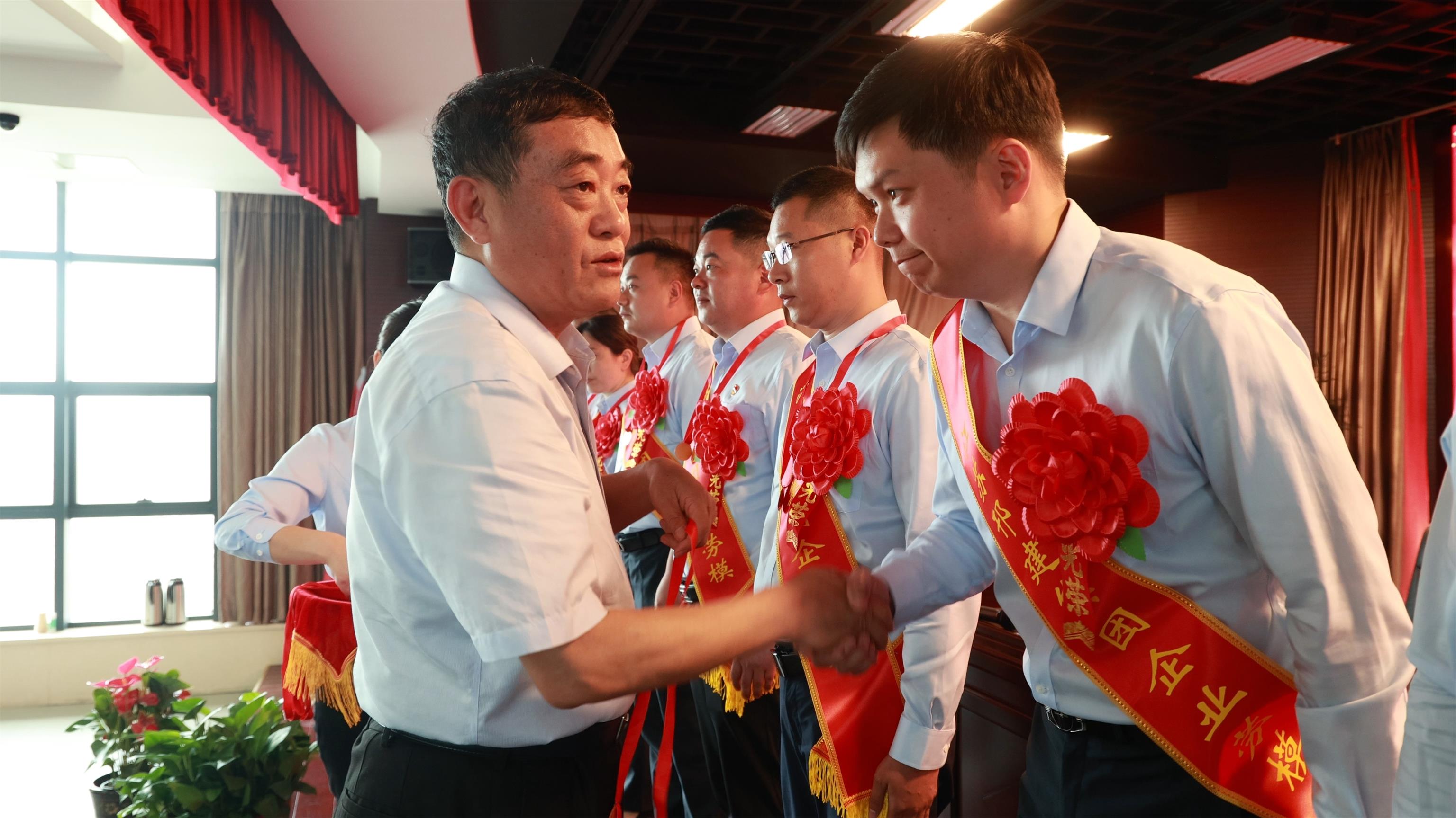 图1-2、范世宏董事长给劳模颁发奖章.jpg